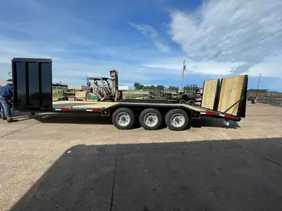 Triple-axle equipment trailer with stand-up ramps