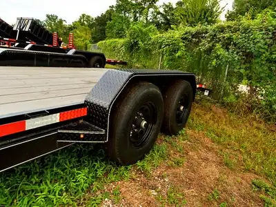 Car hauler with diamond-plate fenders